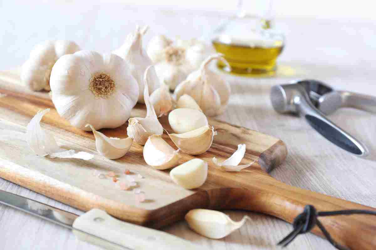Sbucciare l'aglio: metodo senza usare mani