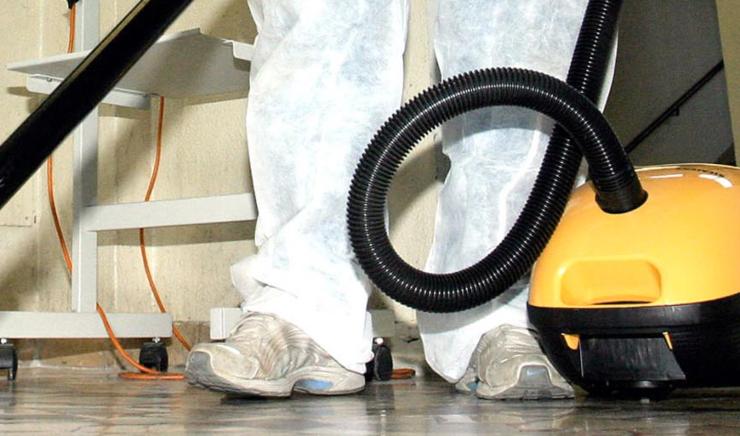 rimedi per pulire pavimenti: aspirapolvere non toglie aloni