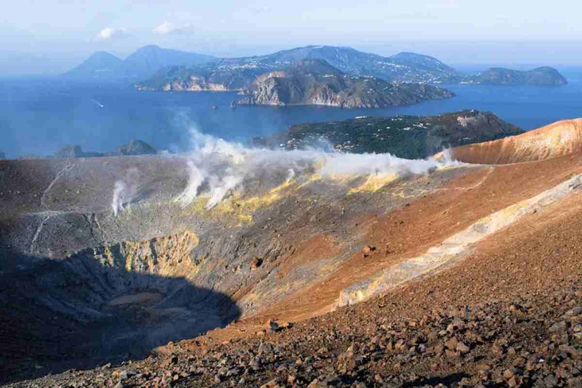 Isola di Vulcano va a fuoco