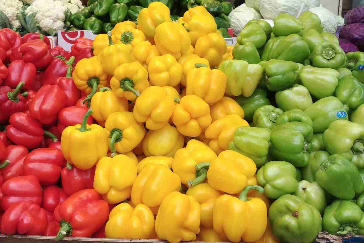 Scegliere peperoni migliori: differenze colore