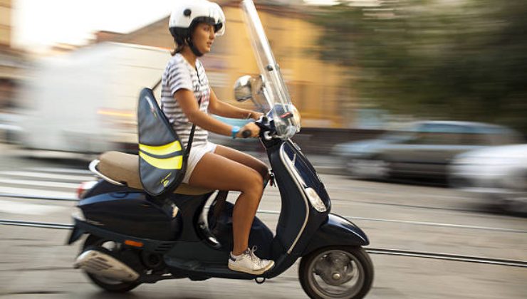 Le autorità fermano 5 persone in uno scooter