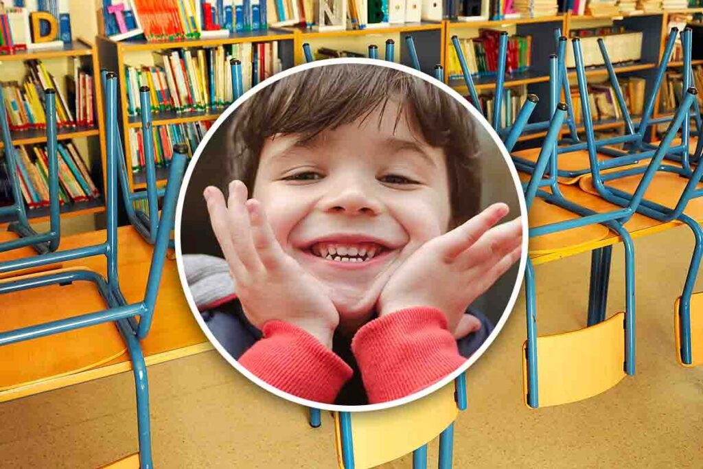 Bambino felice delle vacanze scolastiche