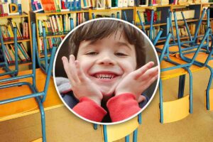 Bambino felice delle vacanze scolastiche