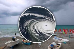 un ciclone che si abbatte sulla spiaggia