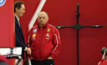 John Elkann e Vasseur imbronciati