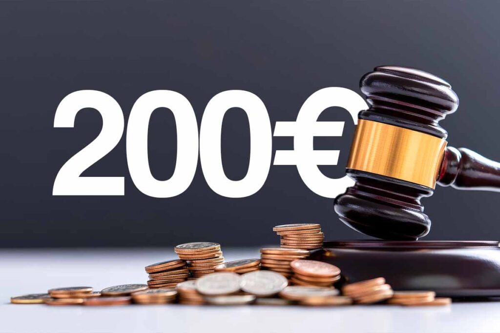 soldi in monete con vicino martello da giudice sfondo con scritta 200€