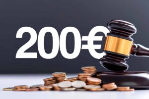 soldi in monete con vicino martello da giudice sfondo con scritta 200€