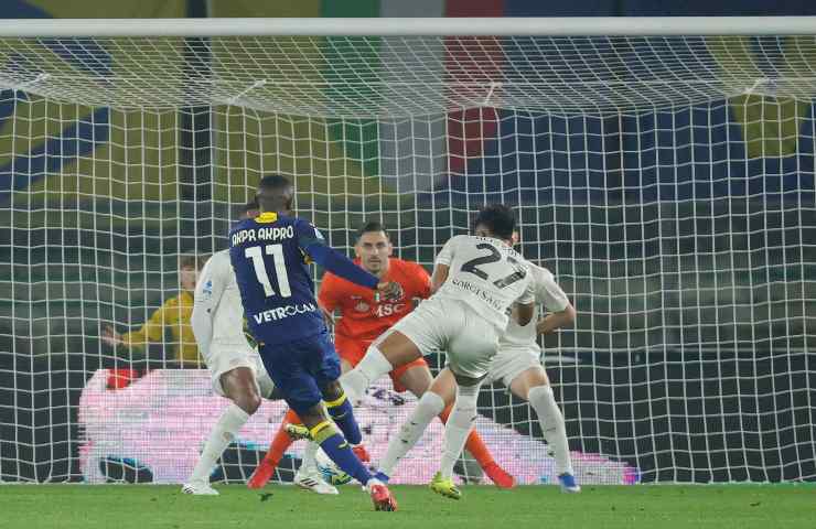 Azione in area azzurra in Verona-Napoli