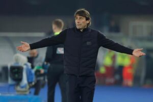 Antonio Conte a braccia allargate