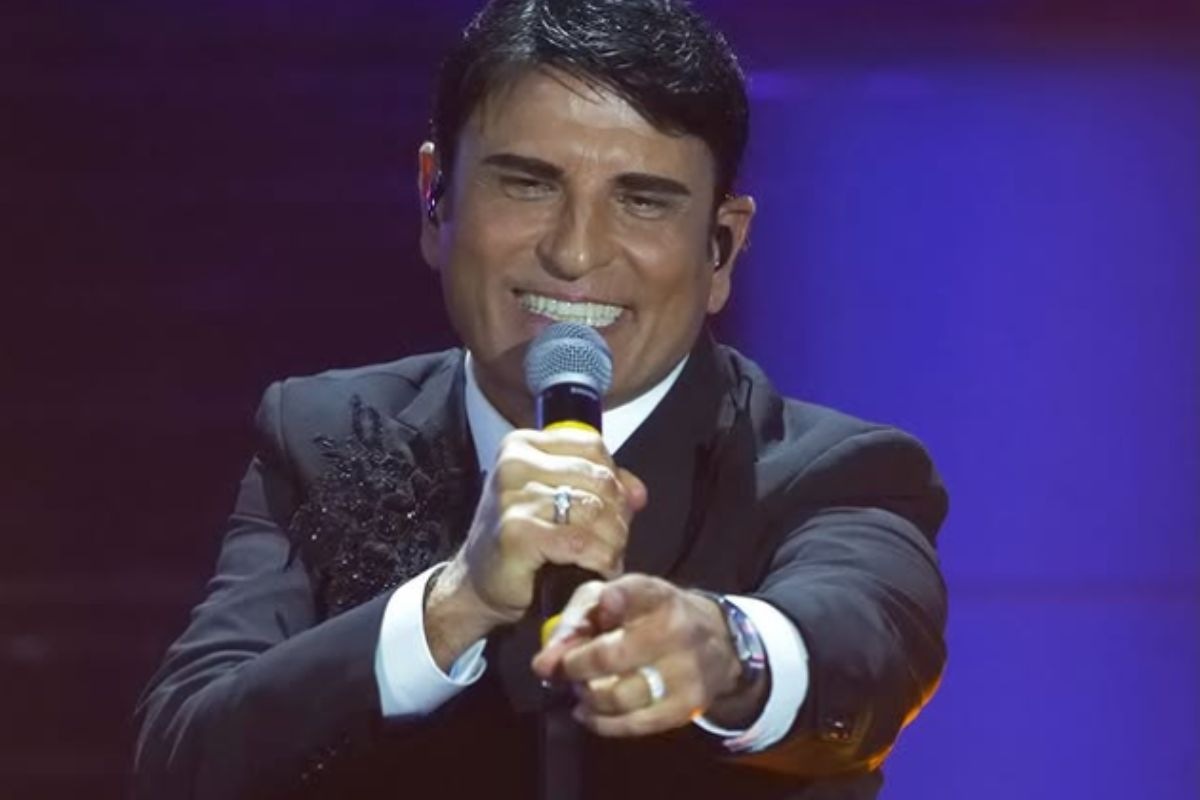Sal Da Vinci che canta sul palco dell'Ariston Sanremo