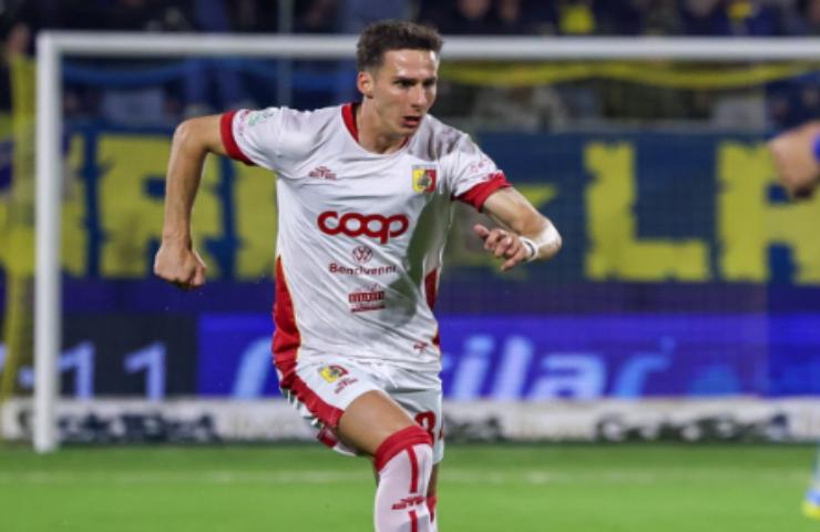 Tommaso Cassandro del Catanzaro con il pallone tra i piedi mentre corre