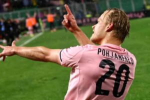 Joel Pohjanpalo del Palermo esulta dopo avere segnato un gol.
