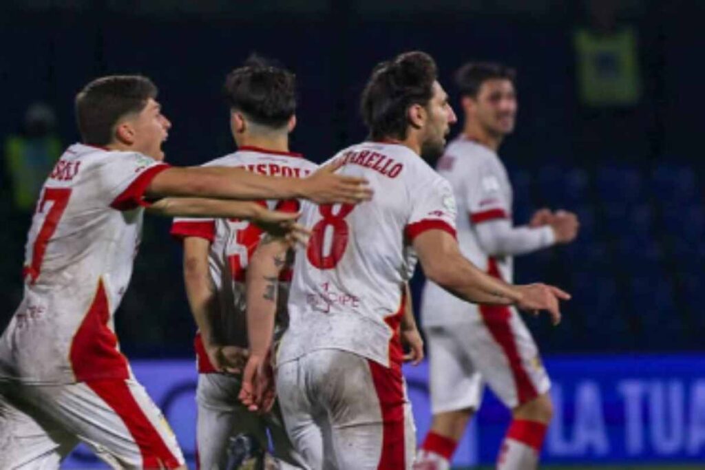 Calciatori del Catanzaro esultano per un gol segnato