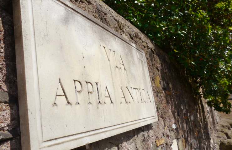 Targa con nome della via appia Antica su un muro in pietra