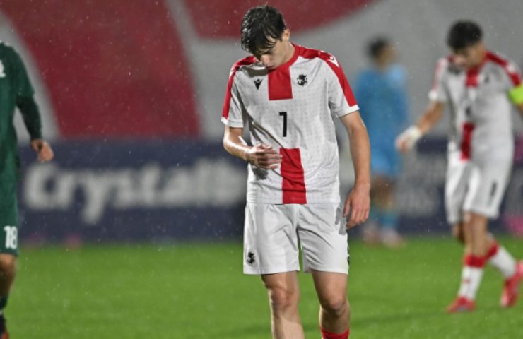 Tornike Kvaratskhelia in campo con la divisa della nazionale della Georgia