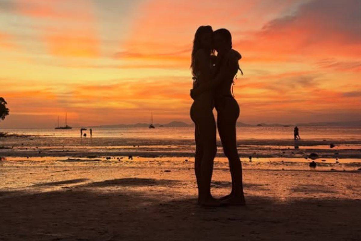 Elodie e Franceska in spiaggia al tramonto