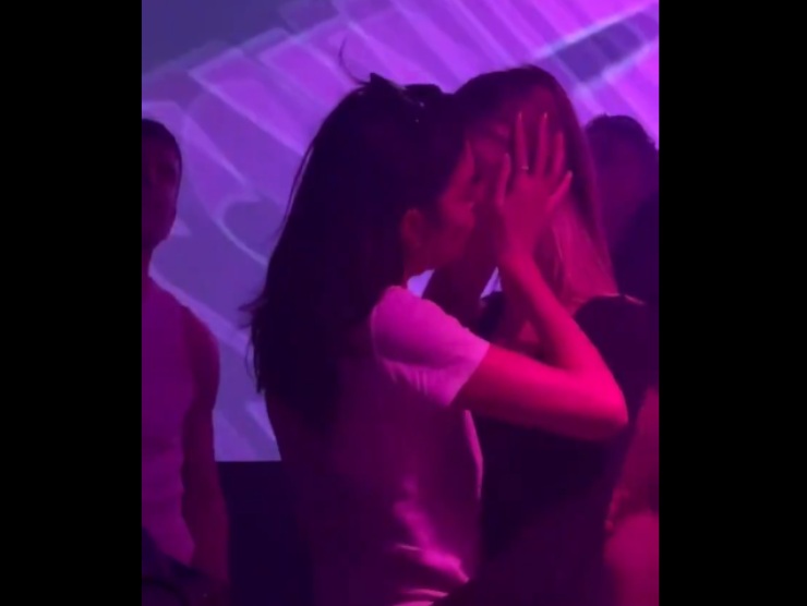 bacio in discoteca tra elodie e franceska