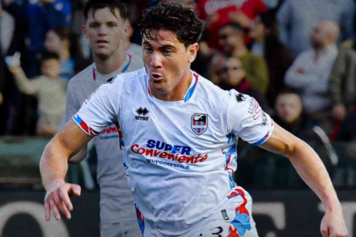 Un calciatore del Catania in tenuta da trasferta.