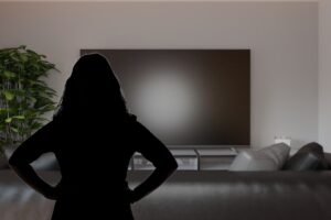 sagoma misteriosa di donna e tv come sfondo