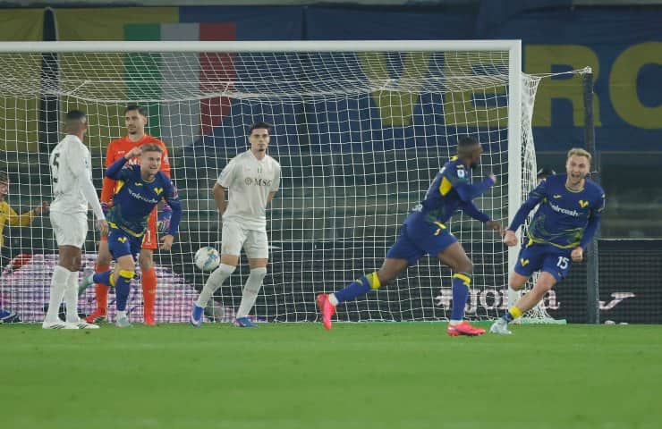 Akpa-Akpro del Verona festeggia il suo gol al Napoli