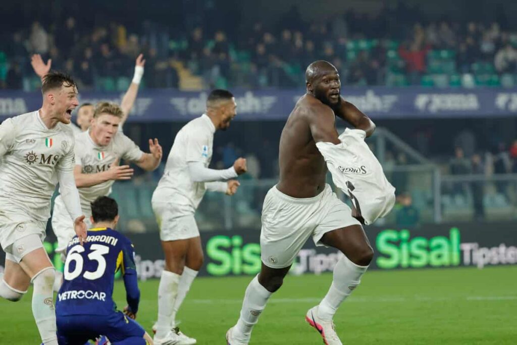 Romelu Lukaku celebra il suo gol al Verona coi compagni di squadra correndo e togliendosi la maglia