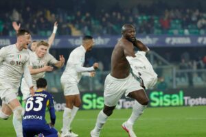 Romelu Lukaku celebra il suo gol al Verona coi compagni di squadra correndo e togliendosi la maglia