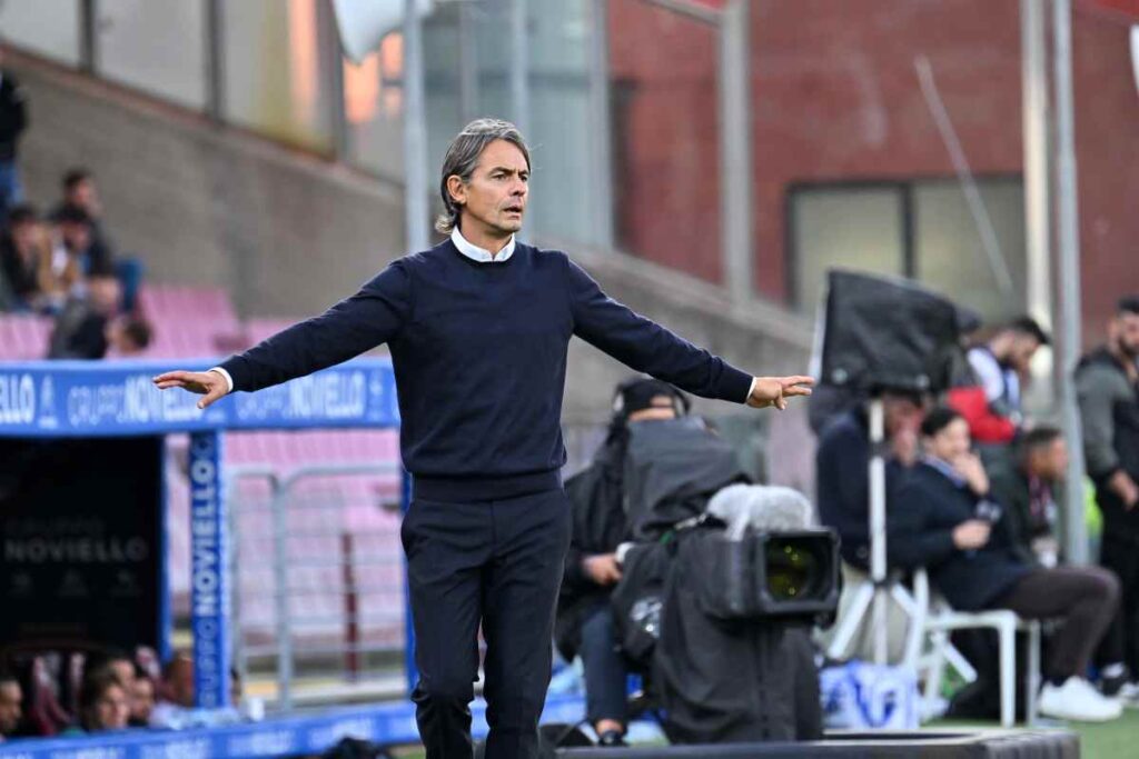 Filippo Inzaghi in piedi a bordo campo nel corso di una gara