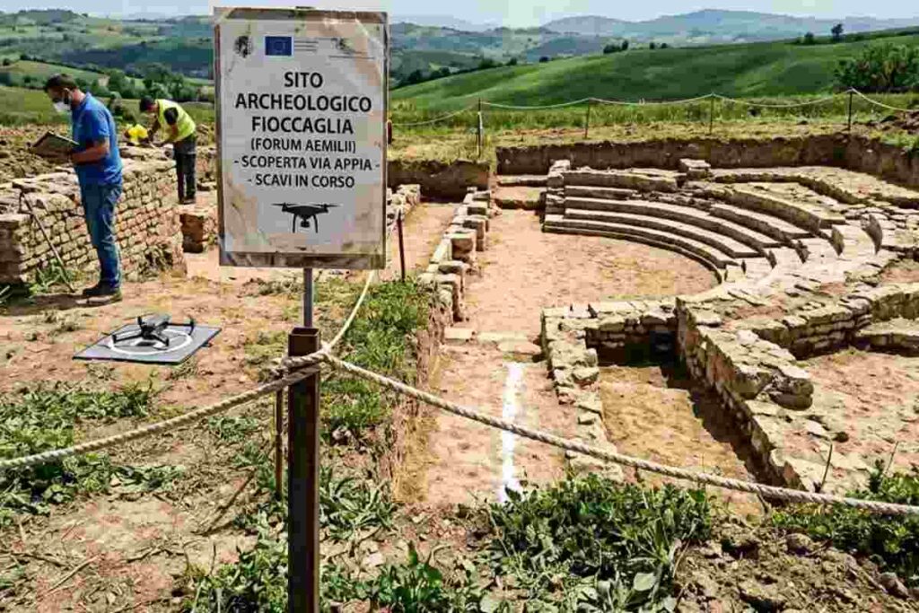 Archeologi al lavoro nel sito di Fioccaglia (Forum Aemilii) vicino Avellino con drone e resti di anfiteatro romano