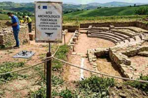 Archeologi al lavoro nel sito di Fioccaglia (Forum Aemilii) vicino Avellino con drone e resti di anfiteatro romano