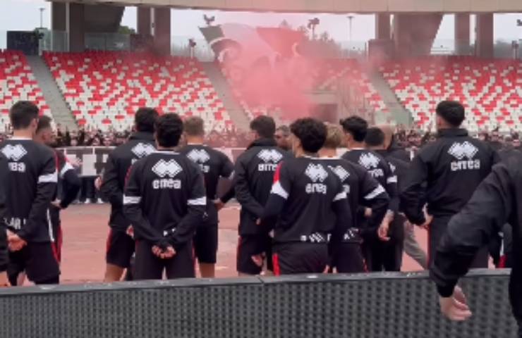 Calciatori del Bari a rapporto con i tifosi sotto la curva dopo una partita.
