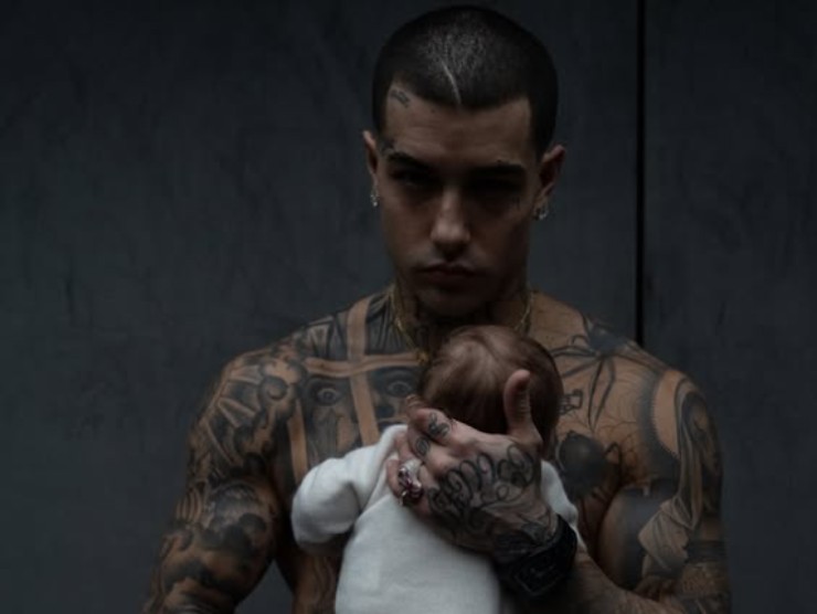 Tony Effe con in braccio la sua bambina 