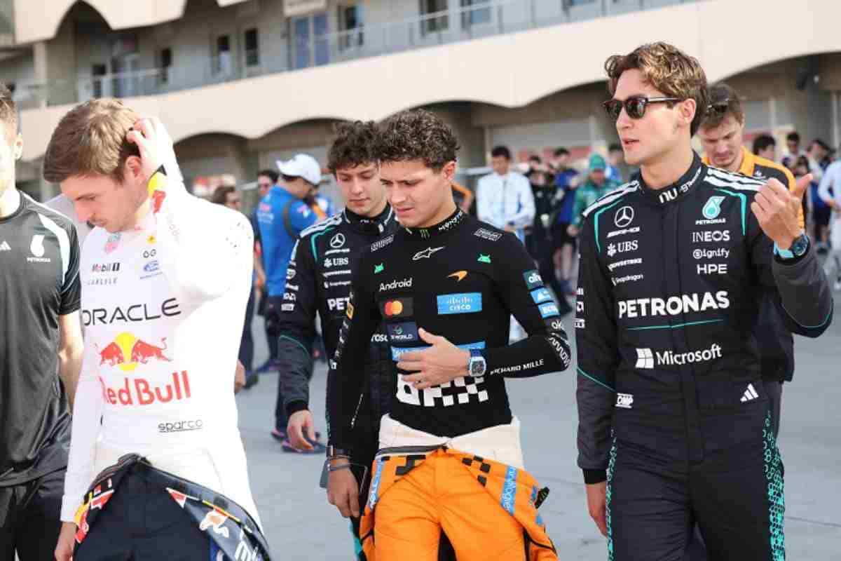 Max Verstappen, Lando Norris e George Russell con le tute delle rispettive scuderie nel circuito di Albert Park